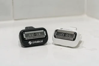 Comparaison de lames compatibles génériques et officielles pour rasoir OneBlade 360 posées sur un plan vasque en céramique blanche