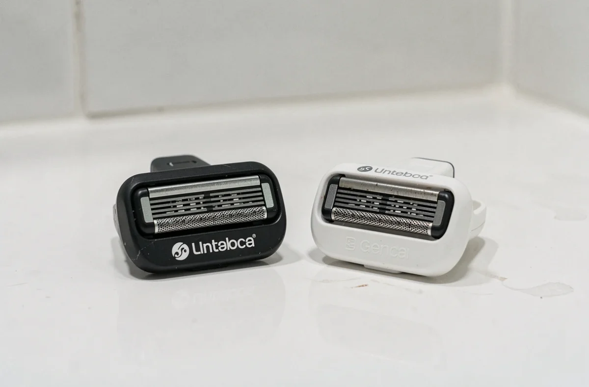 Comparaison de lames compatibles génériques et officielles pour rasoir OneBlade 360 posées sur un plan vasque en céramique blanche