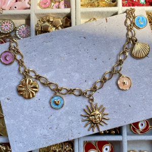 Tendance bijoux 2025, les charms s'imposent en accessoire à connaître