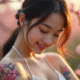 Jeune femme souriante avec tatouage cerisier japonais sur l'épaule